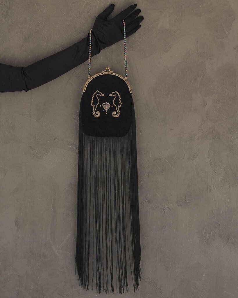 تصاویر کیف خاص و لباس سفارشی‌ فرشته حسینی | خودنمایی هنر دست هنرمند هرمزی در جشنواره کن