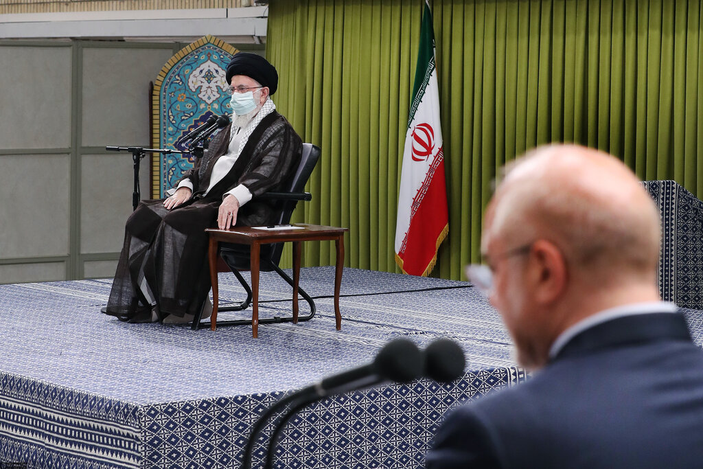 تصاویر و حاشیههایی جالب از دیدار نمایندگان با رهبر انقلاب | ۱۱ توصیه به مجلس | انگشتر رهبری نصیب کدام نماینده شد؟