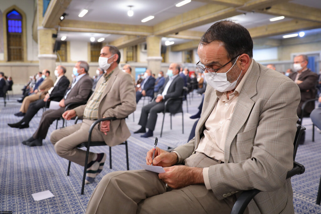 تصاویر و حاشیههایی جالب از دیدار نمایندگان با رهبر انقلاب | ۱۱ توصیه به مجلس | انگشتر رهبری نصیب کدام نماینده شد؟