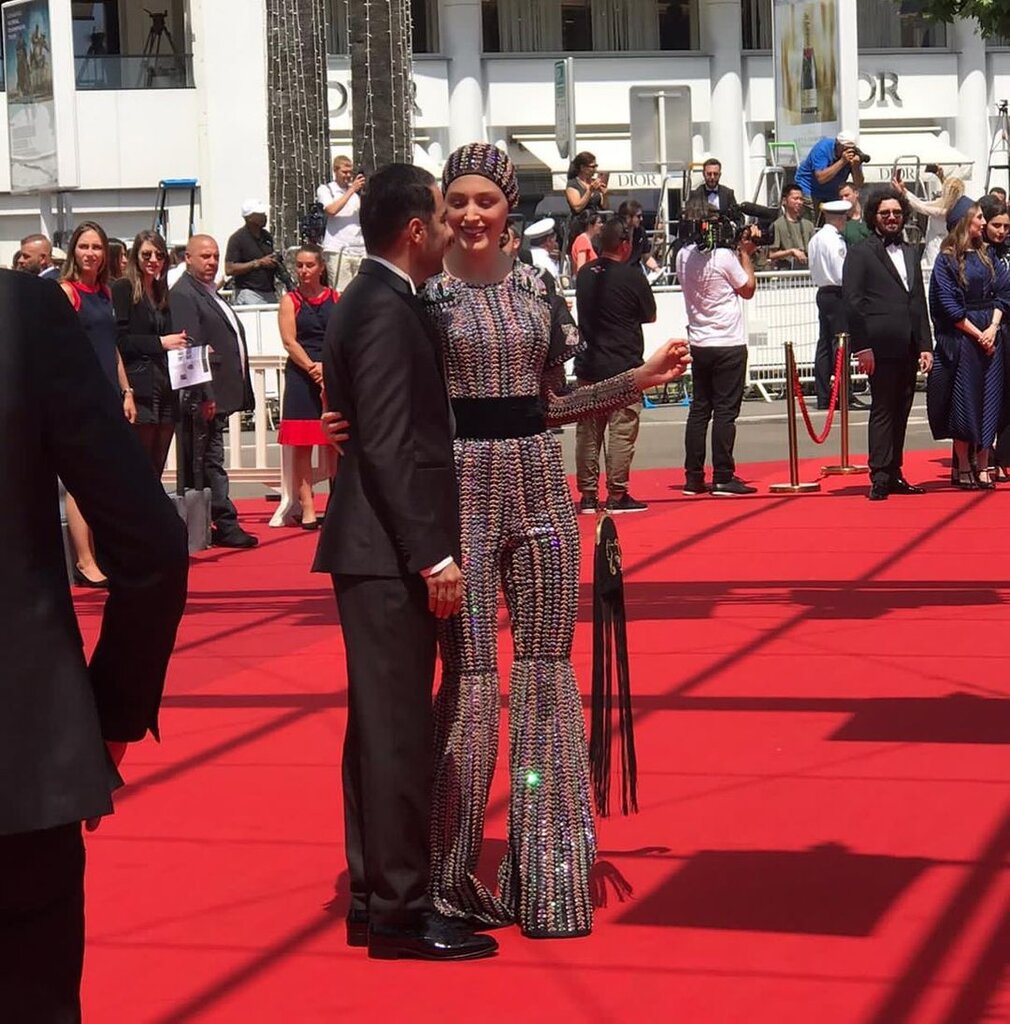 تصاویر کیف خاص و لباس سفارشی فرشته حسینی | خودنمایی هنر دست هنرمند هرمزی در جشنواره کن