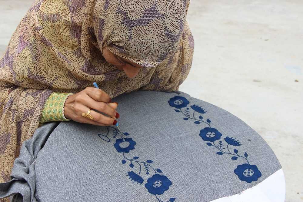 تصاویر کیف خاص و لباس سفارشی فرشته حسینی | خودنمایی هنر دست هنرمند هرمزی در جشنواره کن