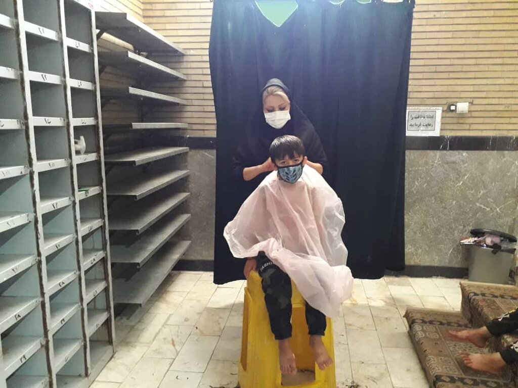 دست قیچی در جنگ با شپش | کار متفاوت بانوی جهادگر در روستاهای کهریزک