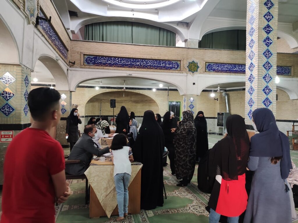 دست قیچی در جنگ با شپش | کار متفاوت بانوی جهادگر در روستاهای کهریزک