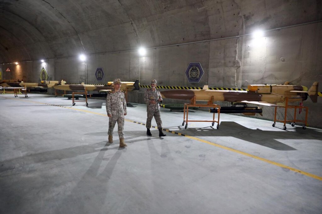 4681595 - بازدید رئیس ستاد کل نیروهای مسلح از پایگاه سرّی ارتش در عمق صدها متری زمین / تجهیزات پایگاه + عکس ها