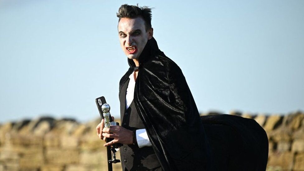 تصاویر | قبر دراکولا کجاست؟ | طرفداران دراکولا با حضور در صومعه ویتبی رکورد جهانی گینس را شکستند