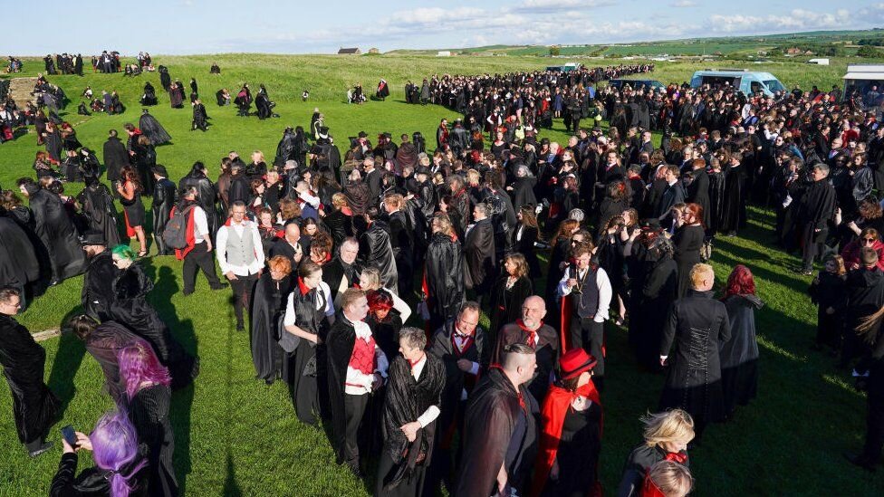 تصاویر | قبر دراکولا کجاست؟ | طرفداران دراکولا با حضور در صومعه ویتبی رکورد جهانی گینس را شکستند