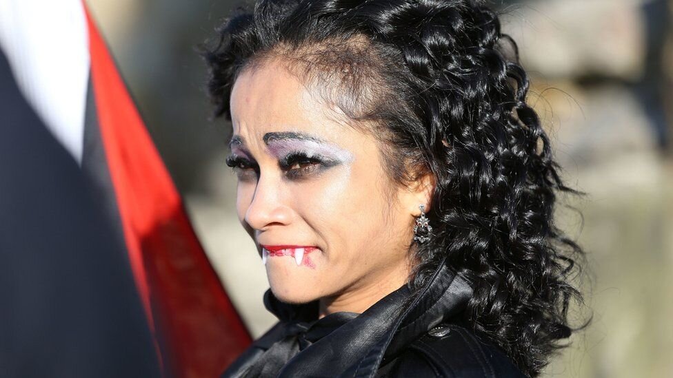 تصاویر | قبر دراکولا کجاست؟ | طرفداران دراکولا با حضور در صومعه ویتبی رکورد جهانی گینس را شکستند