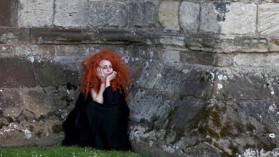 تصاویر | قبر دراکولا کجاست؟ | طرفداران دراکولا با حضور در صومعه ویتبی رکورد جهانی گینس را شکستند