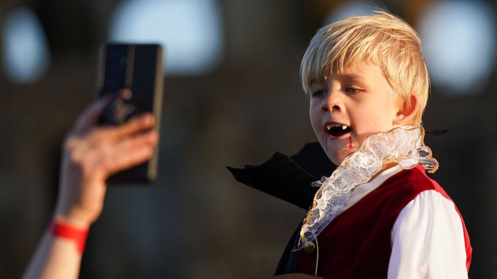 تصاویر | قبر دراکولا کجاست؟ | طرفداران دراکولا با حضور در صومعه ویتبی رکورد جهانی گینس را شکستند