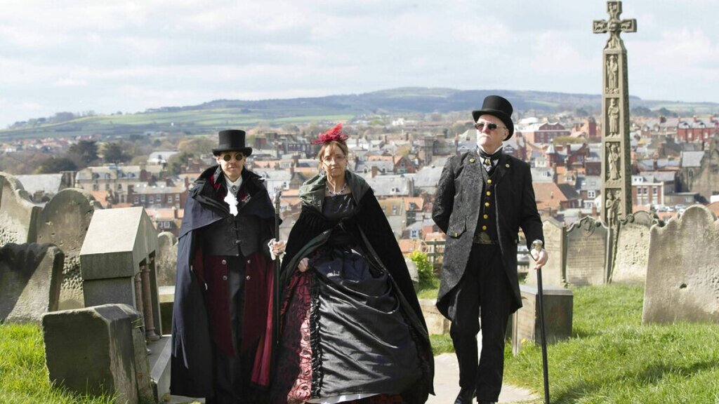 تصاویر | قبر دراکولا کجاست؟ | طرفداران دراکولا با حضور در صومعه ویتبی رکورد جهانی گینس را شکستند