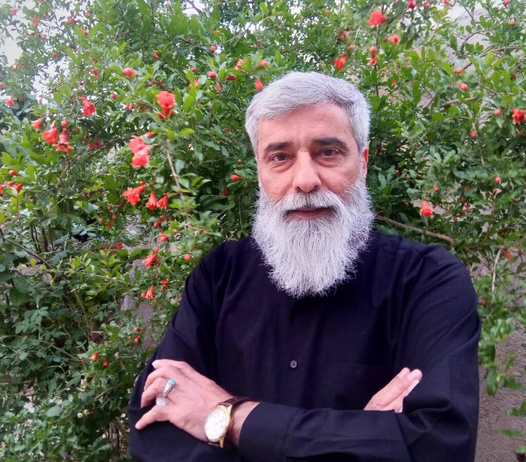 تصویر نوجوان ایستاده کنار شهید بهشتی چه کسی است؟ | روز۷ تیر همراه بچه ها به خانه برگشتیم و گرنه شهید می شدیم!