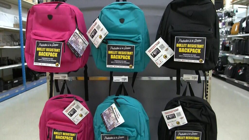 افزایش تقاضای ۲۰۰ درصدی کولهپشتیهای ضدگلوله | والدین آمریکایی چگونه فرزندانشان را به مدرسه میفرستند؟