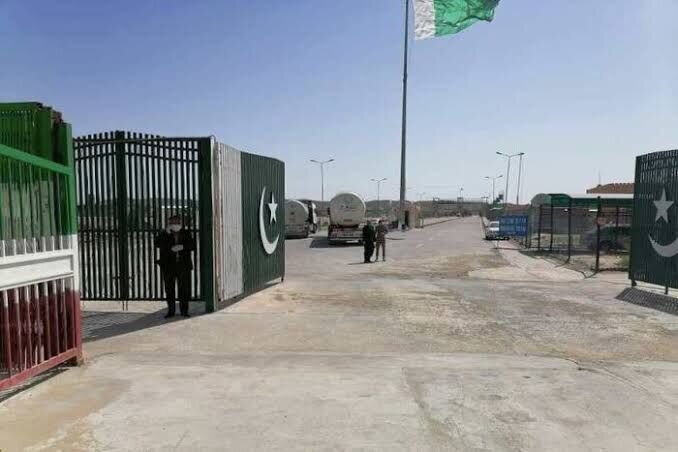دیوارکشی مرزی پاکستان در مرز با ایران تایید شد | مشکل کامیونداران برای سفر به پاکستان