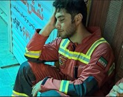 تصویر کم‌سن‌ترین آتش‌نشان میدان متروپل | روزهای سخت آتش‌نشانان در آبادان
