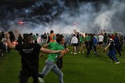 ببینید | حمله هواداران خشمگین به بازیکنان فوتبال در فرانسه