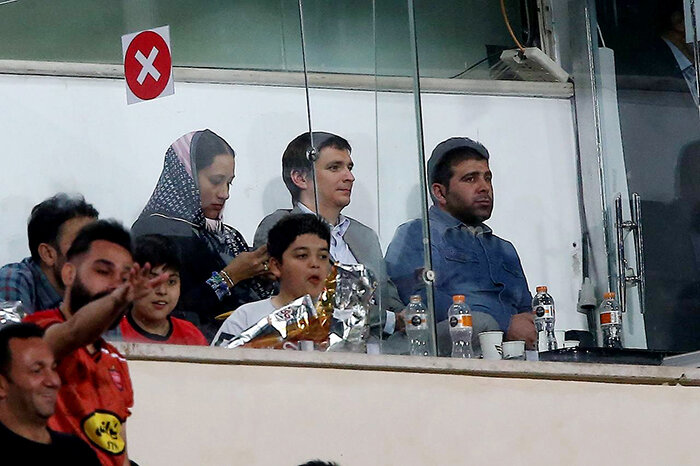 عکس | تنها زن تماشاگر بازی پرسپولیس در ورزشگاه آزادی چه کسی بود؟