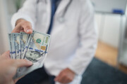 پزشکانی که از بیماران دلار می‌خواهند | مردم را به پرداخت هزینه درمان با دلار وادار می‌کنند
