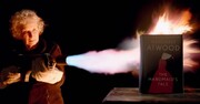 ببینید | نویسنده برنده بوکر در تلاش برای سوزاندن رمان مشهورش سرگذشت ندیمه | شعله‌های آتش این نسخه را نمی‌سوزاند