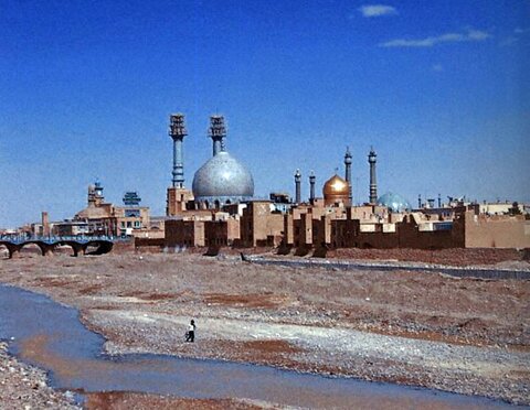 خ قمرود در حال حاضر به پاركينگ و خيابان تبديل شده است.