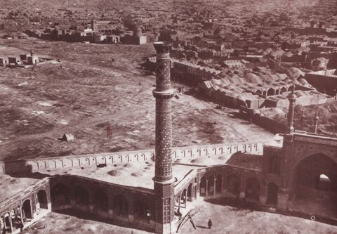 خ نمايی از شهر قم و حرم حضرت معصومه (س)، تاريخ اين تصوير نامشخص است ولي با توجه به منارهها مربوط به دوره قاجار است.