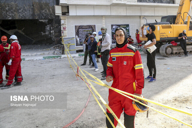 عکس |ورزشکار زن مطرح ایران به آبادان رفت | حضور در محل حادثه متروپل با لباس آتش نشانی