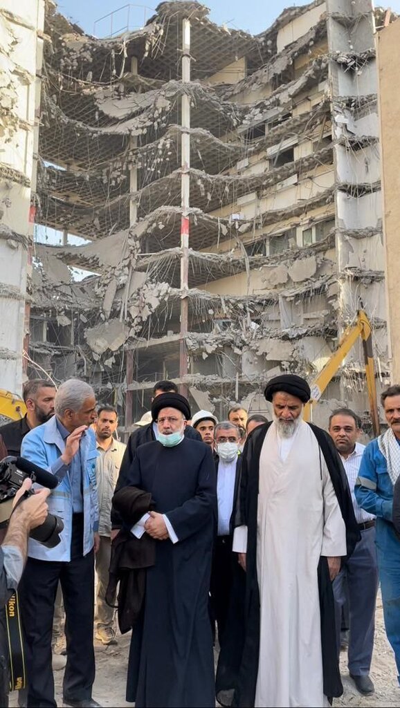 تصاویر حضور رئیسی در محل حادثه متروپل آبادان | سفر فوری به آبادان پس از سفر استانی