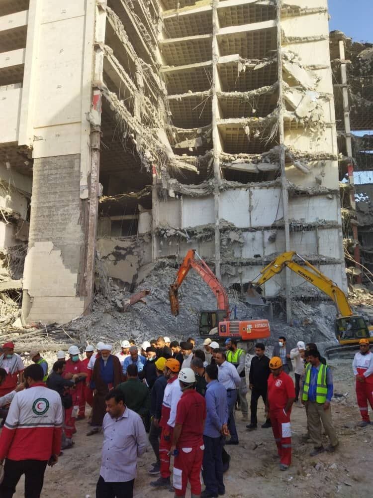 تصاویر حضور رئیسی در محل حادثه متروپل آبادان | سفر فوری به آبادان پس از سفر استانی