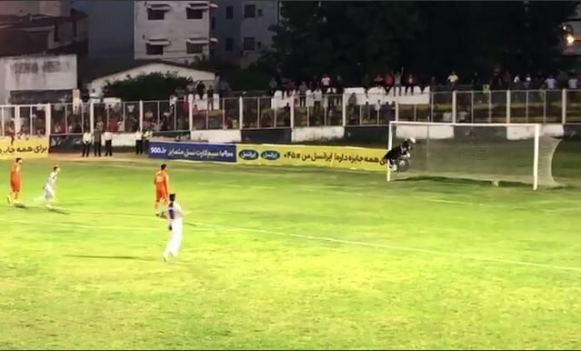 ببینید | صحنه ای که در فوتبال ایران جنجال به پا کرد! | فرار از سقوط با گل مردود؟