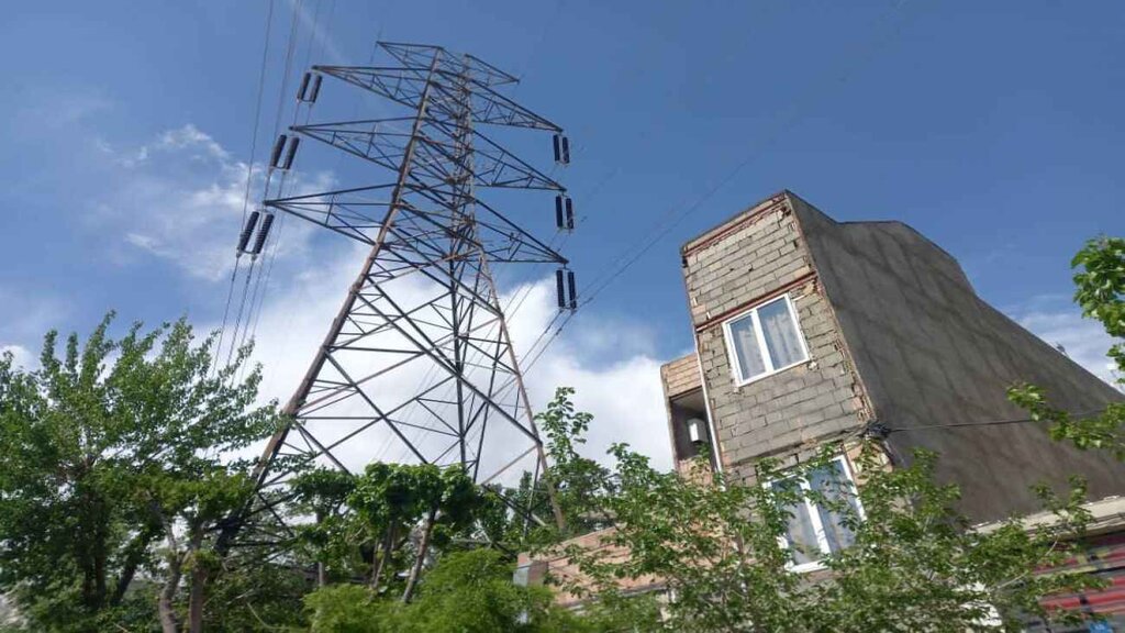 خانه در کنار دکل برق