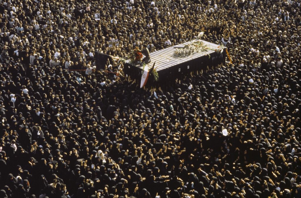 امام (ره) مردم را دوست داشت و آنها همیشه همراهش بودند | مراسم تشییع امام(ره) در طول تاریخ بیسابقه بود