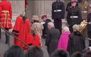 ببینید | غش کردن ۵ سرباز انگلیسی در مراسم جشن ۷۰ سالگی سلطنت ملکه