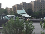 عکس | باد شدید تهران تابلوی راهنمای بزرگراهی را واژگون کرد | چند خودرو هم آسیب دیدند