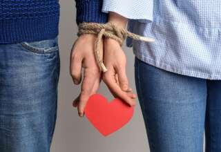 7 نشانه رابطه عاشقانه یک طرفه/اگر این موارد رو دیدی خودتو نجات بده!