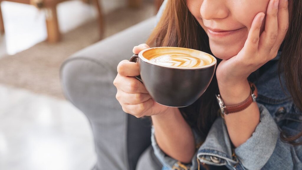 این دسته از خانم‌ها در خوردن قهوه احتیاط کنند | آیا نوشیدن قهوه در بارداری مضر است؟
