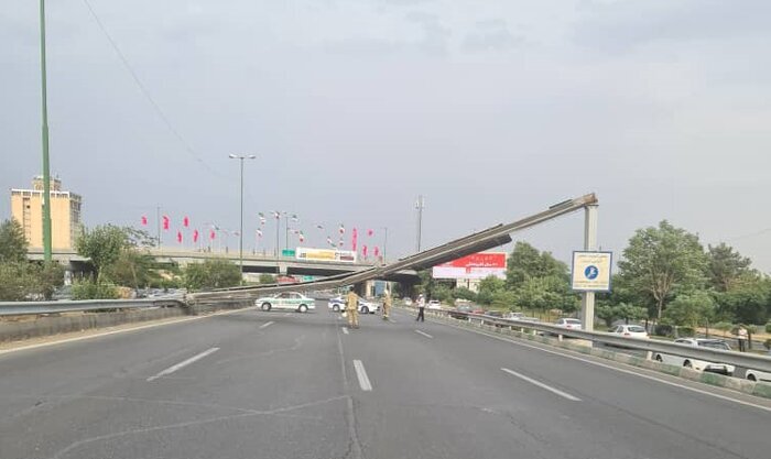 تصاویر بلایی که باد شدید تهران سر تابلوها و خودروها آورد | سقوط تابلوی مسیرنما روی خودروهای عبوری | ۲ نفر مجروح و به بیمارستان منتقل شدند