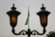گزارش تصویری | بزرگ‌ترین پرچم رضوی همزمان با میلاد امام رضا (ع) بر فراز تهران به اهتزاز درآمد
