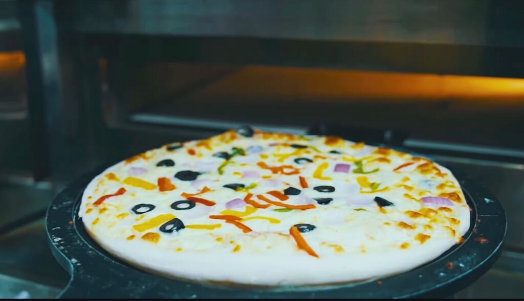 پیتزا در حال طبخ.jpg