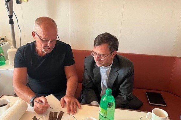 تصاویر؛ سفیر ایران از نفتکش توقیف شده در یونان بازدید کرد