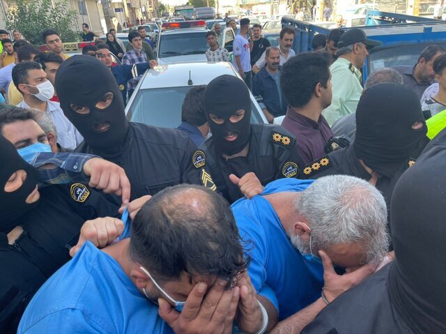 تصاویر گرداندن اراذل و اوباش در یک محله تهران | اراذلی که مامور پلیس را چاقو زدند | پلیس: دوره بزن دررو گذشت