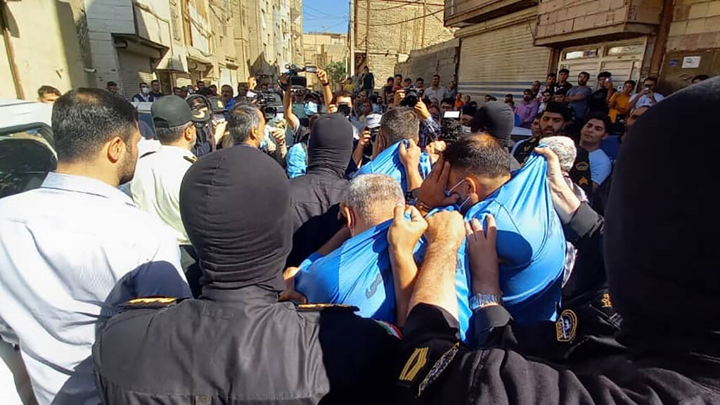 تصاویر گرداندن اراذل و اوباش در یک محله تهران | اراذلی که مامور پلیس را چاقو زدند | پلیس: دوره بزن دررو گذشت