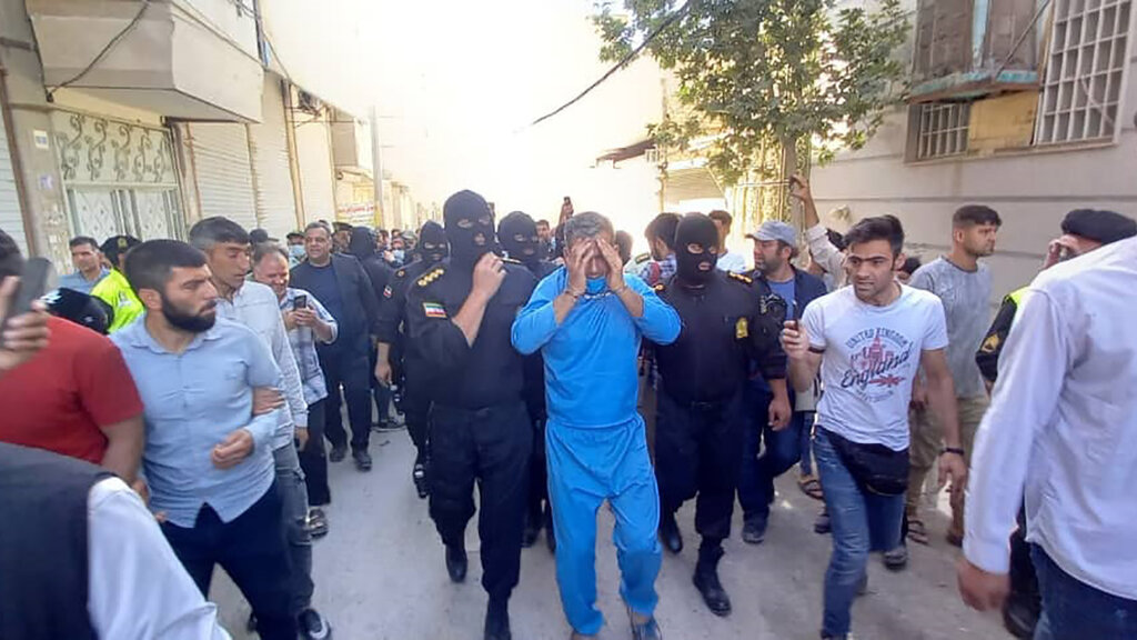 تصاویر گرداندن اراذل و اوباش در یک محله تهران | اراذلی که مامور پلیس را چاقو زدند | پلیس: دوره بزن دررو گذشت
