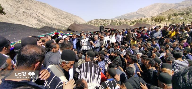 تصاویر رئیس جمهور در کنار مردم یکی از محروم‌ترین روستاهای چهارمحال و بختیاری