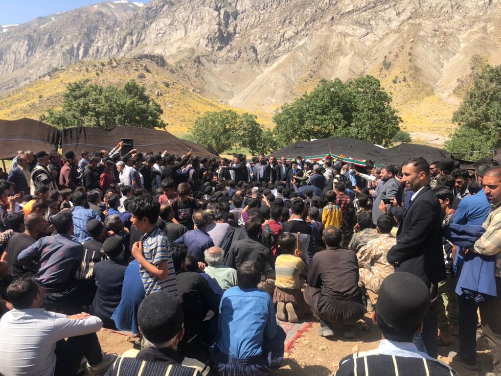 تصاویر رئیس جمهور در کنار مردم یکی از محروم‌ترین روستاهای چهارمحال و بختیاری