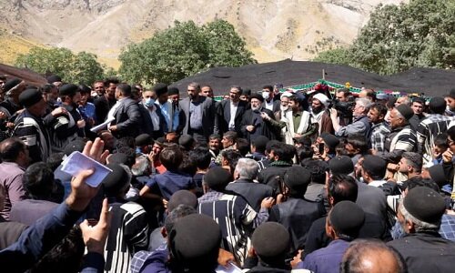 تصاویر رئیس جمهور در کنار مردم یکی از محروم‌ترین روستاهای چهارمحال و بختیاری