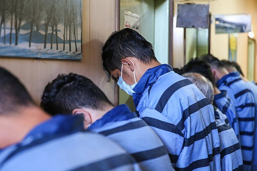 سارقان صندوق امانات بانک ملی دستگیر شدند | اولین تصاویر سارقان؛ حضور یک خانم | نحوه بازداشت و سرنوشت اموال مردم | عوامل بانک نقش داشتند؟