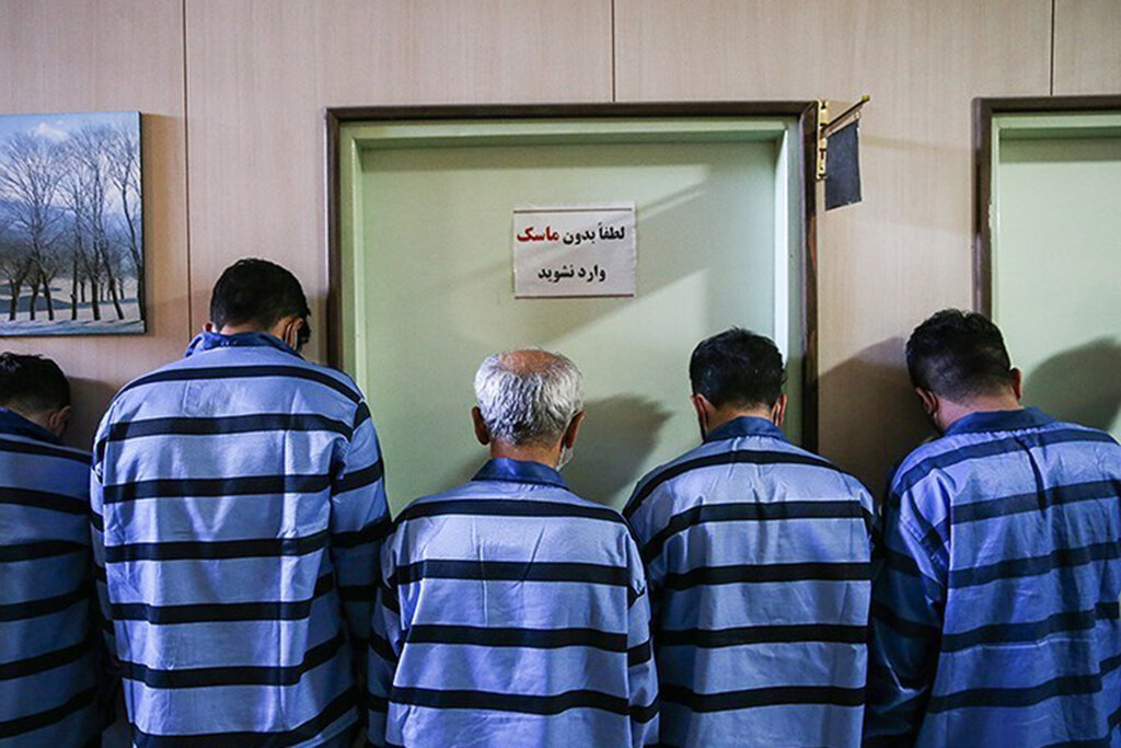 سارقان صندوق امانات بانک ملی دستگیر شدند | اولین تصاویر سارقان؛ حضور یک خانم | نحوه بازداشت و سرنوشت اموال مردم | عوامل بانک نقش داشتند؟