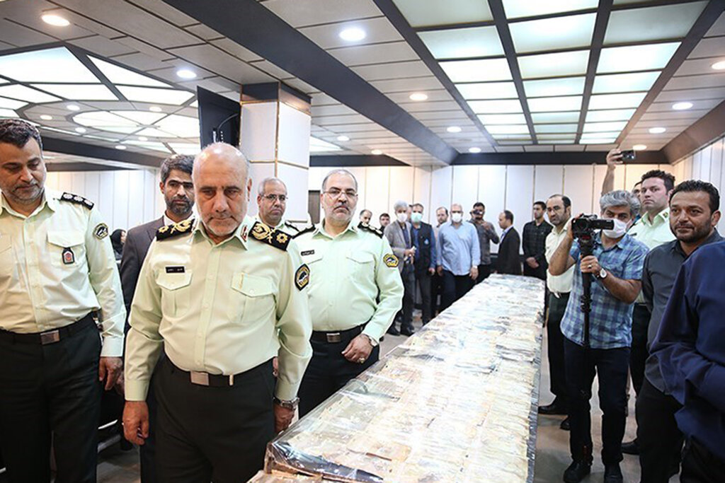 سارقان صندوق امانات بانک ملی دستگیر شدند | اولین تصاویر سارقان؛ حضور یک خانم | نحوه بازداشت و سرنوشت اموال مردم | عوامل بانک نقش داشتند؟