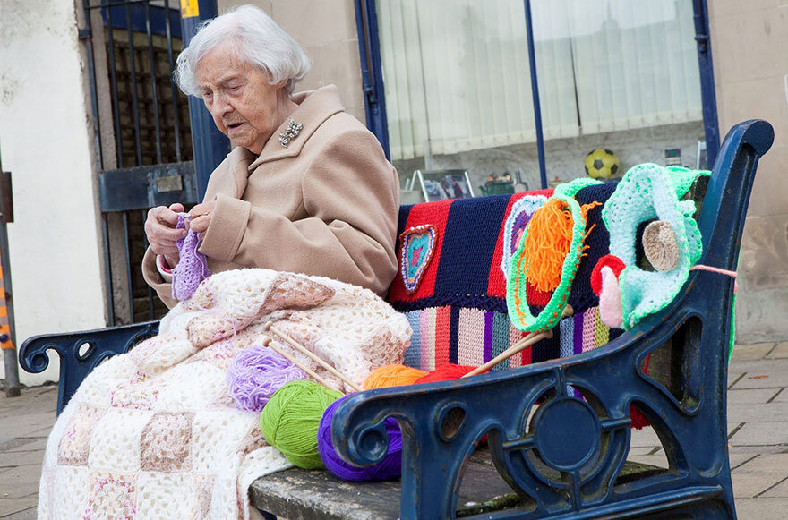 تصاویر | جهانی شدن هنر دست مادربزرگ ۱۰۴ ساله معروف | ایده‌ ساده‌ای که از یک خیاطی شکل گرفت