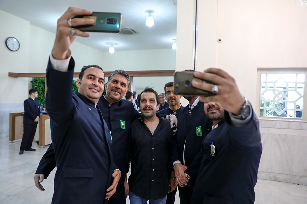 تصاویر | حامد بهداد و بازیگر سریال یاغی در حرم امام رضا(ع)