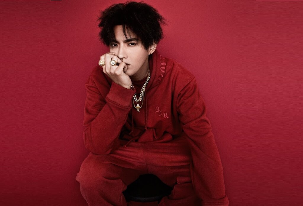 عکس | حکم ۱۰ سال زندان در انتظار خواننده معروف